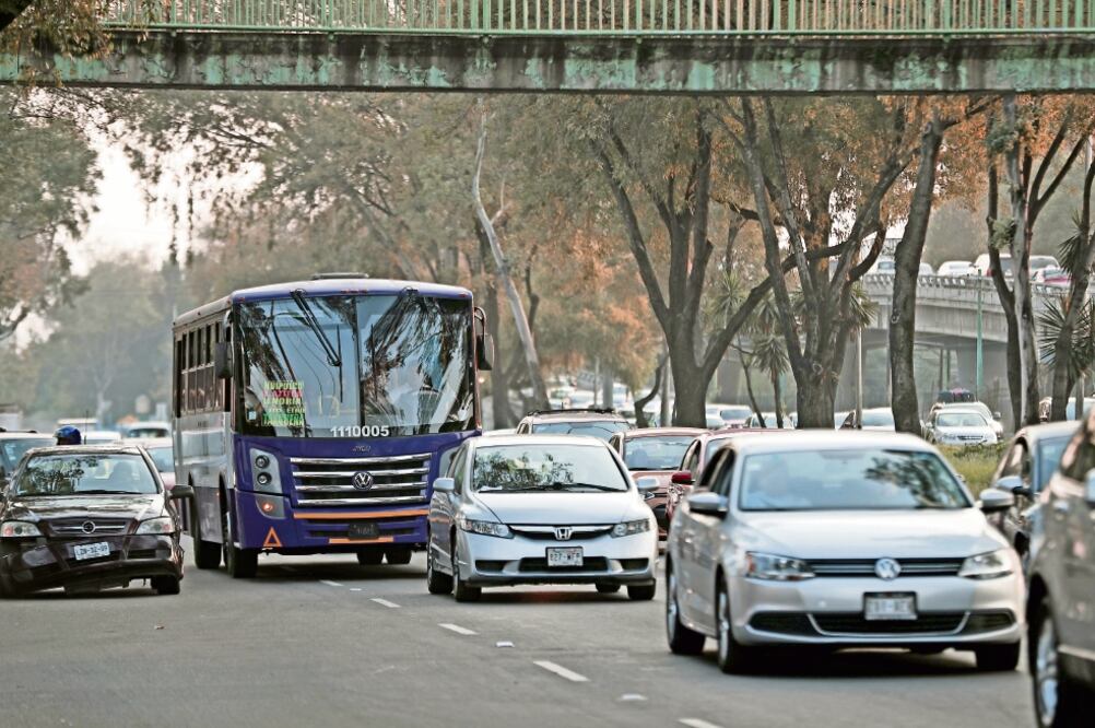 Un grupo de jóvenes armados, que se identifican como integrantes de La Unión de Tepito, exige 500 pesos a la semana por unidad de transporte (ARCHIVO EL UNIVERSAL)