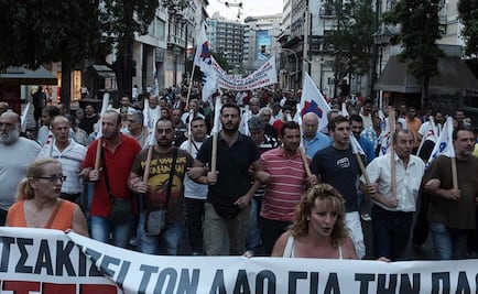 Miles protestan en Grecia contra aprobación de rescate