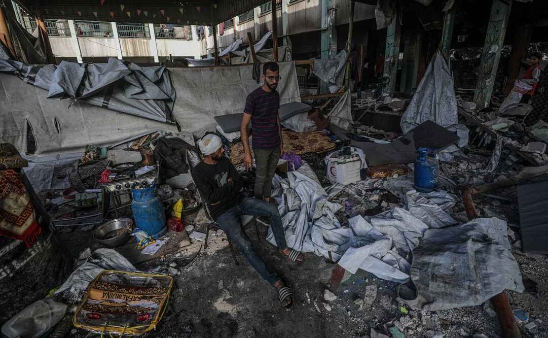 Un palestino desplazado interno herido se sienta entre los escombros del refugio de su familia tras el ataque aéreo israelí a la escuela Al Jerjawi, en el barrio de Al Daraj, en la ciudad de Gaza, el 26 de mayo de 2025. Según el Ministerio de Salud palestino, más de 30 palestinos murieron en el ataque aéreo de madrugada. Más de 53 mil 900 palestinos han muerto en la Franja de Gaza, según el Ministerio de Salud palestino, desde que Israel lanzó una campaña militar en la Franja en respuesta a un ataque transfronterizo liderado por el grupo militante palestino Hamas el 7 de octubre de 2023, en el que murieron unos mil 200 israelíes y más de 250 fueron tomados como rehenes. Foto: EFE