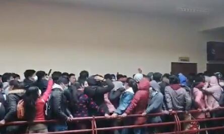 Captan cómo universitarios de Bolivia caen de cuarto piso al romperse barandal durante asamblea