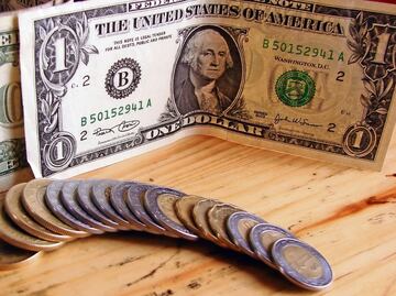 Dólar abre este jueves en 19.56 pesos al mayoreo, previo al anuncio de Banxico sobre tasas de interés