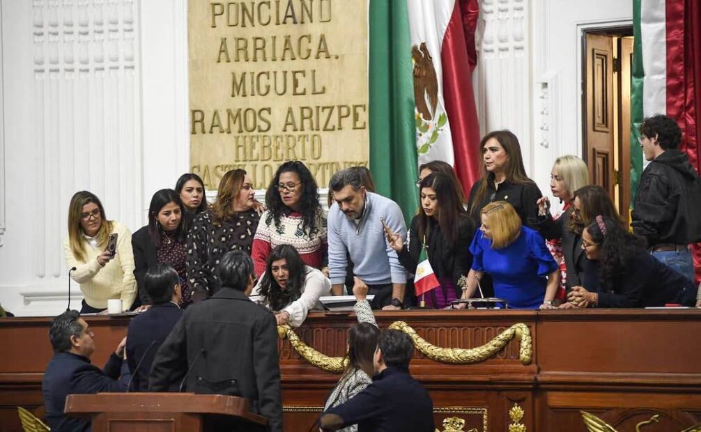 Momentos de golpes y jaloneos en el Congreso de la CDMX (15/12/2025). Foto: Cuartoscuro