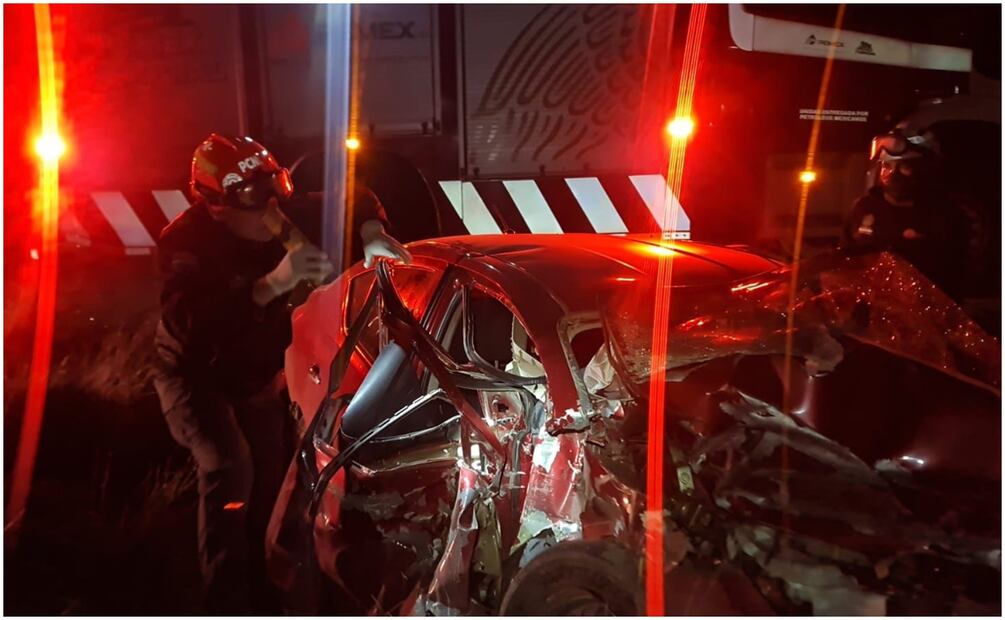 La víctimas mortales viajaban en un vehículo particular tipo Versal cuando fueron envestidos por el tren en Nuevo León (14/01/2025). Foto: Especial