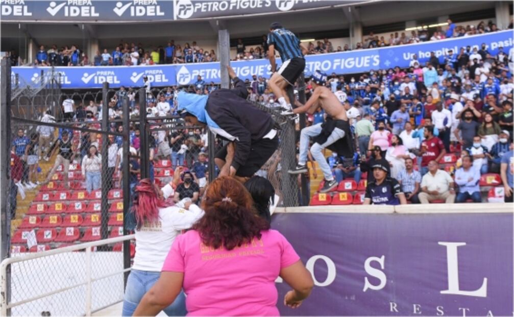 Terror en la Liga MX: Barristas de Atlas y Querétaro invaden la cancha