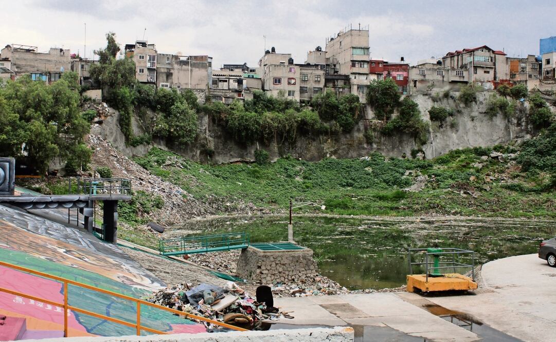 De la presa Río Becerra se han sacado decenas de toneladas de basura, entre ellas, animales muertos y colchones, indicaron vecinos. Foto: Darío Luna / EL UNIVERSAL