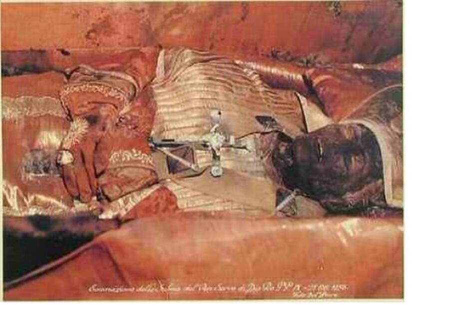 ¿De dónde viene la tradición de mostrar el cuerpo de los Papas fallecidos?