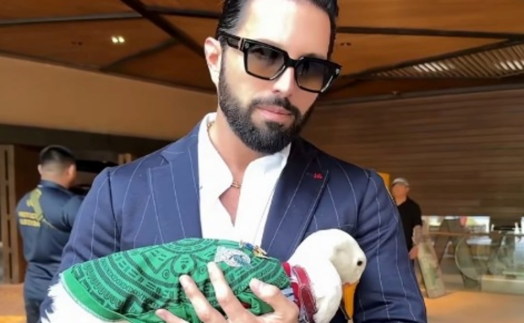 El conductor posó con el popular pato Merlín. Foto: Instagram