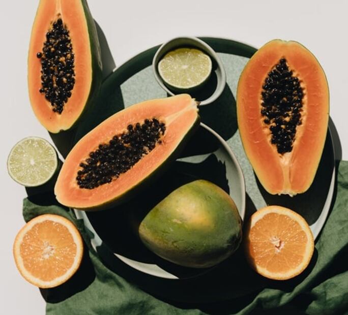 Por qué debes agregarle limón al agua de papaya