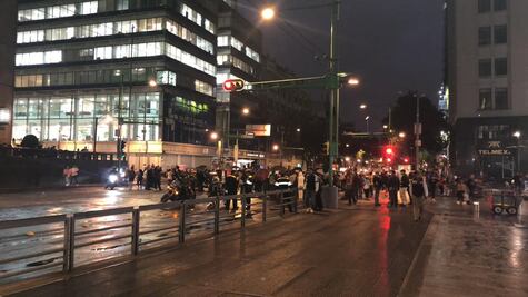 Damnificados bloquean Eje Central y Juárez en la CDMX