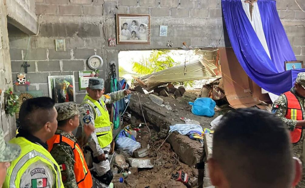 En Tehuantepec, una barda, golpeada por el deslave de una ladera, dañó una vivienda tras paso de "Erick" (19/06/2025). Foto: Especial