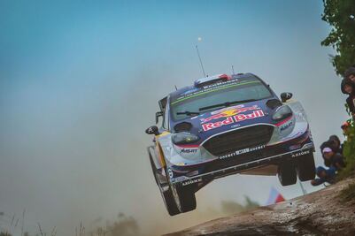 Conductor de rally falla en curva y termina en impresionante accidente