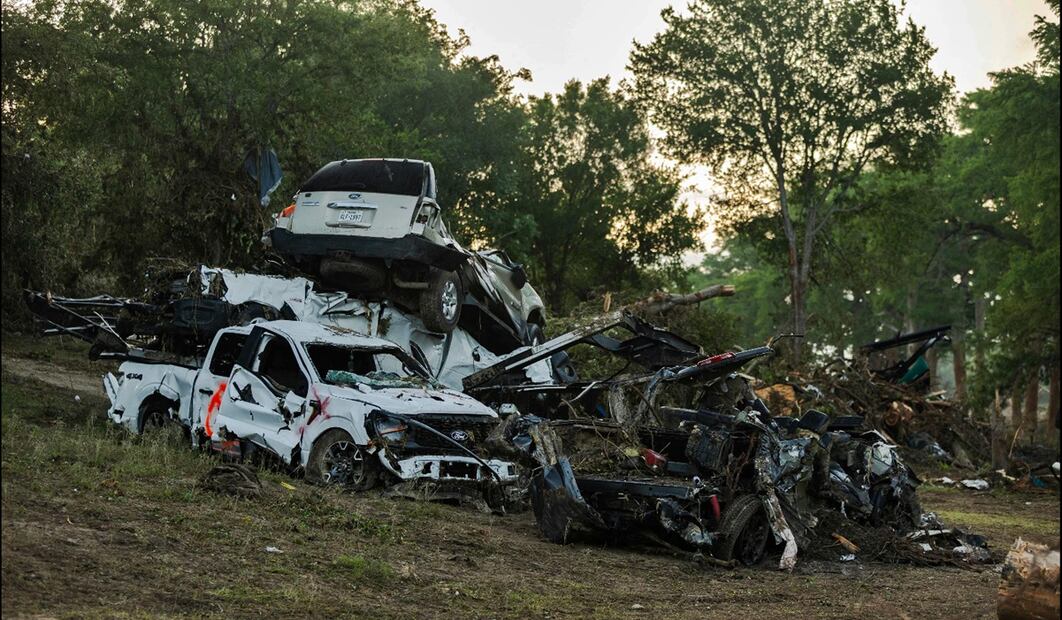Imagen de autos apilados a lo largo del río Guadalupe tras ser arrastrado por una inundación repentina en Ingram, Texas, el 8 de julio de 2025. Foto: AFP