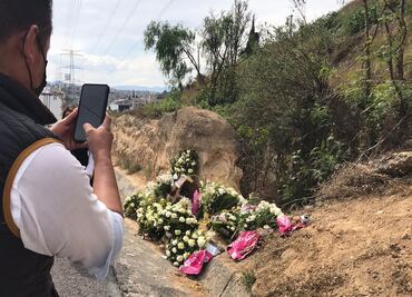 Automovilistas se toman selfies en ofrenda a Octavio Ocaña sobre autopista Lechería-Chamapa