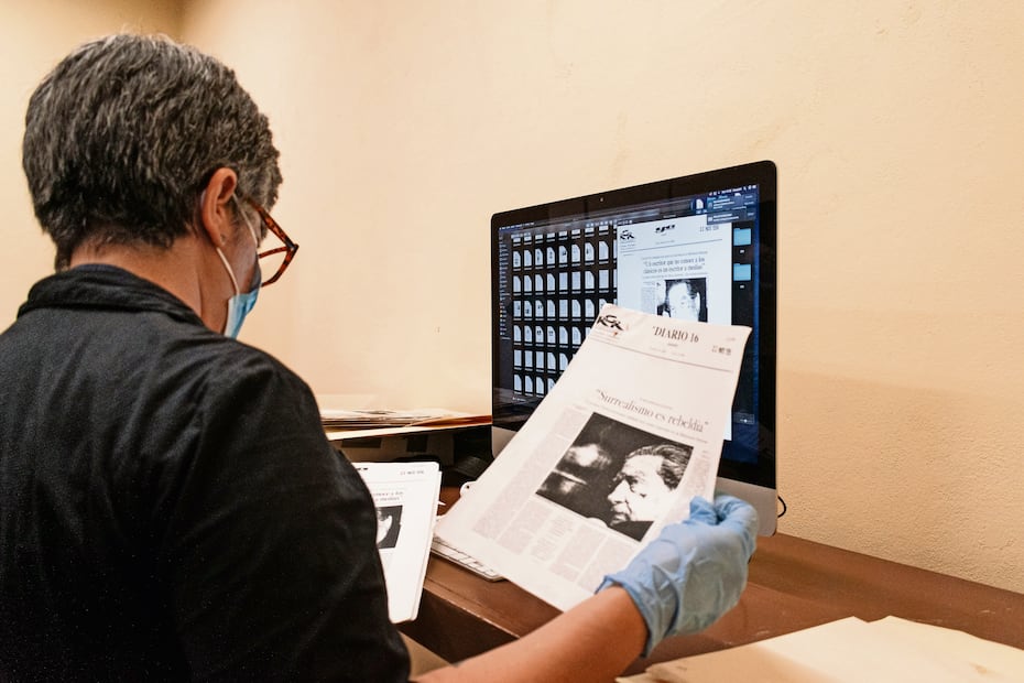 Imagen del proceso de registro fotográfico y su digitalización. Foto: de Abril Angulo. El Universal