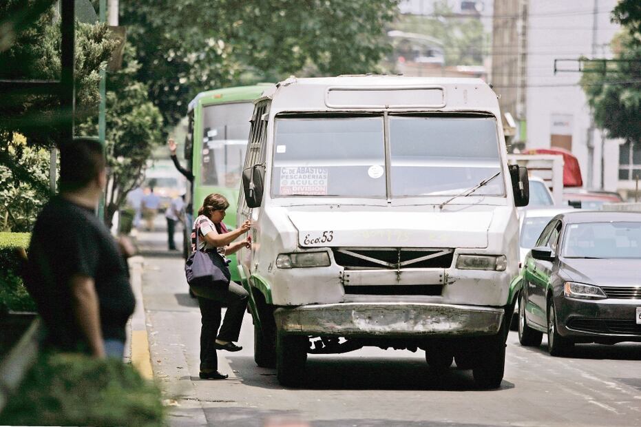 El exceso de velocidad, circular con las puertas abiertas y echar “carreritas” son los motivos más frecuentes de accidentes en los micros. (ARCHIVO EL UNIVERSAL)