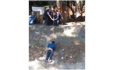 Rescatan a hombre que cayó al Río Hondo de Naucalpan