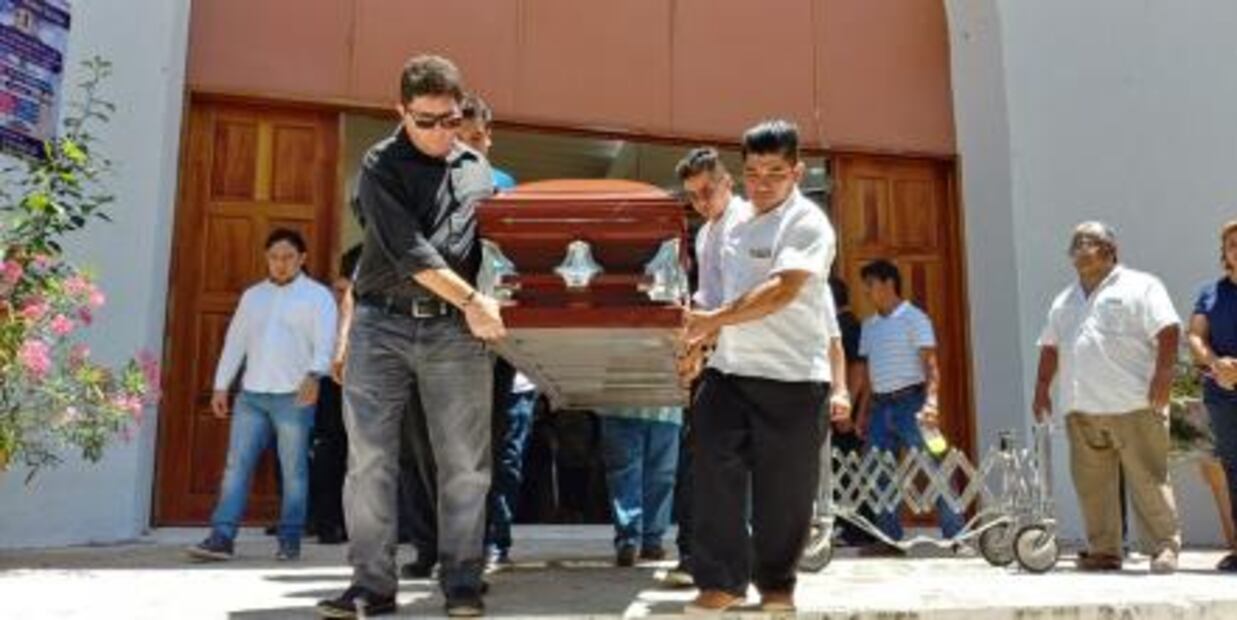 El día que se casaría, sepultan a camarógrafo asesinado
