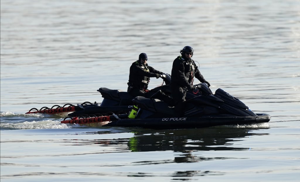 Buscan a supervivientes tras el choque entre un avión y un helicóptero en Washington. Foto: AP