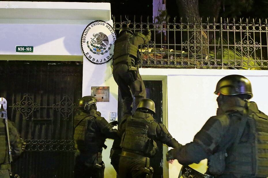 Policías ecuatorianos al irrumpir en la embajada mexicana en Quito el 5 de abril pasado. Foto: de Alberto Suárez. AFP