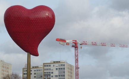 Artista declara su amor a París con un corazón gigante