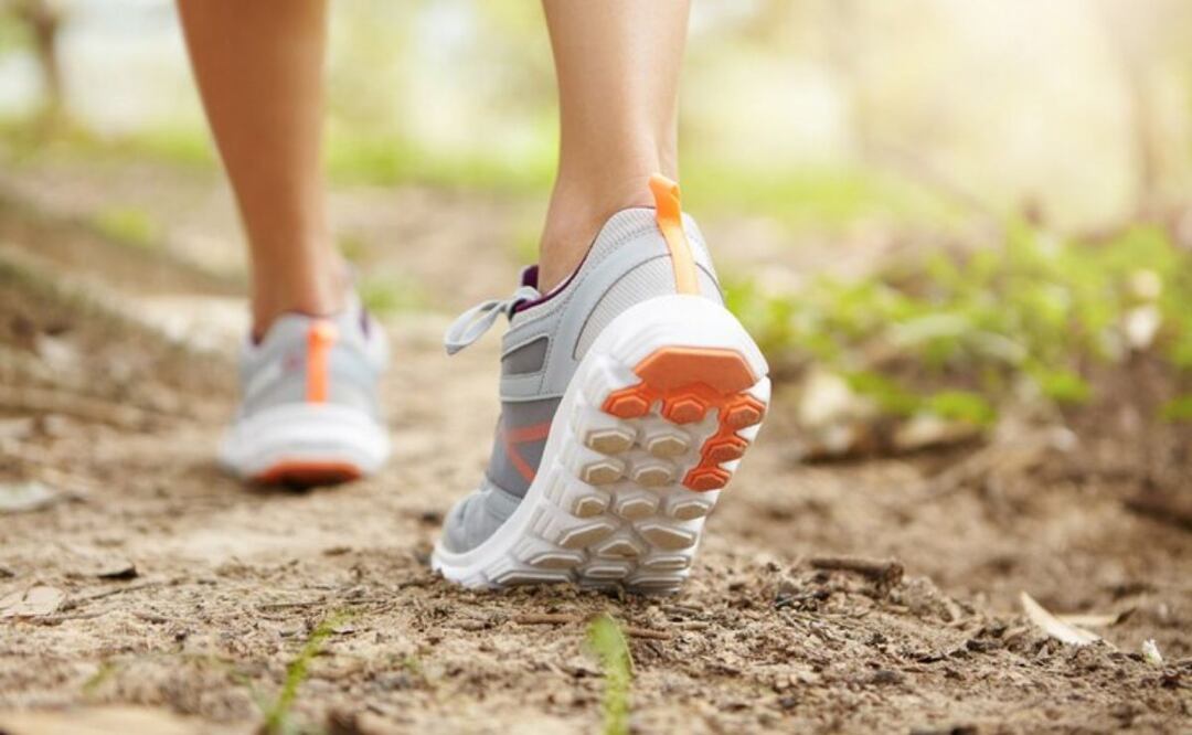 Dar más de 7.500 pasos diarios reduce el riesgo de complicaciones postoperatorias. Fuente:Freepik.