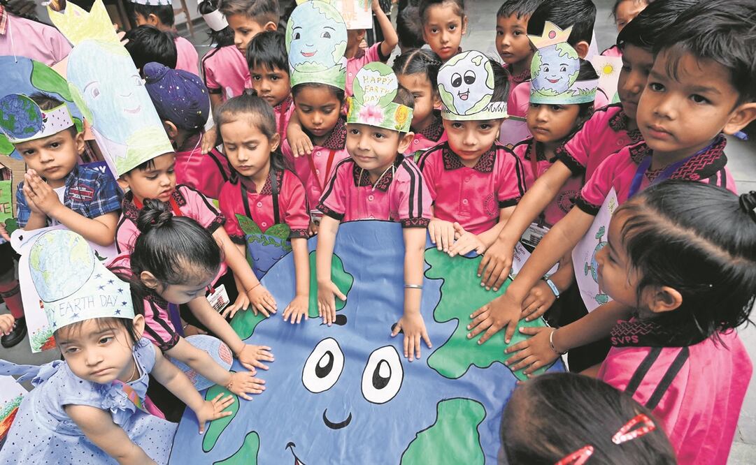 Niños vestidos con sombreros con temas ambientales participan en un evento con motivo del Día de la Tierra en una escuela en Amritsar, India, Foto: Arinder Nanu / AFP