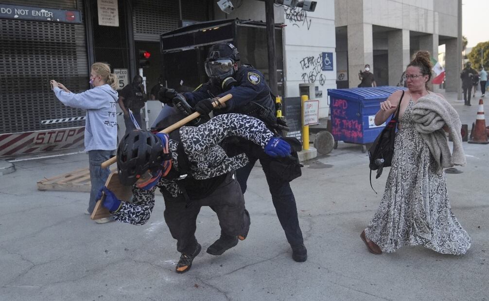 Elementos de seguridad repliegan a manifestantes en Los Ángeles. Foto: de  AP/Jae C. Hong)