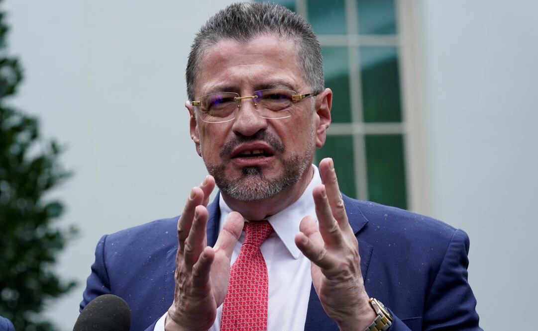 El presidente de Costa Rica, Rodrigo Chaves, habla con reporteros fuera de la Casa Blanca en Washington, el 29 de agosto de 2023, tras un encuentro con el presidente Joe Biden. Foto: AP