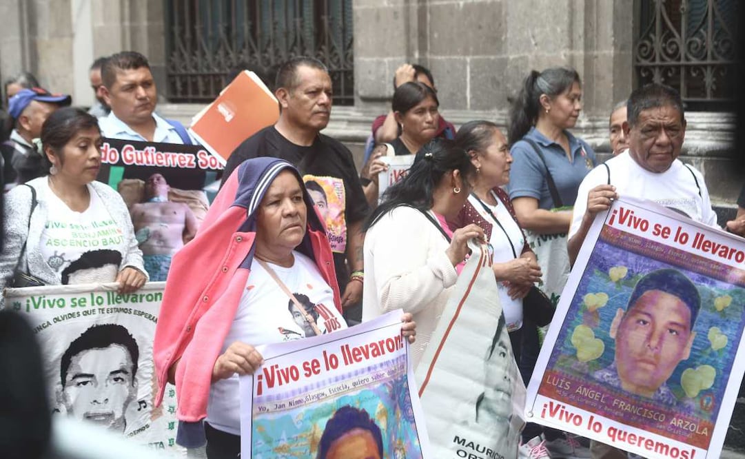 Padres y madres de los 43 normalistas desaparecidos en Ayotzinapa llegan al palacio nacional para reunirse con la presidenta Claudia Sheinbaum. Foto: Gabriel Pano / EL UNIVERSAL
