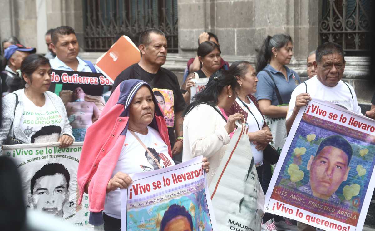 Padres y madres de los 43 normalistas desaparecidos en Ayotzinapa llegan al palacio nacional para reunirse con la presidenta Claudia Sheinbaum. Foto: Gabriel Pano / EL UNIVERSAL
