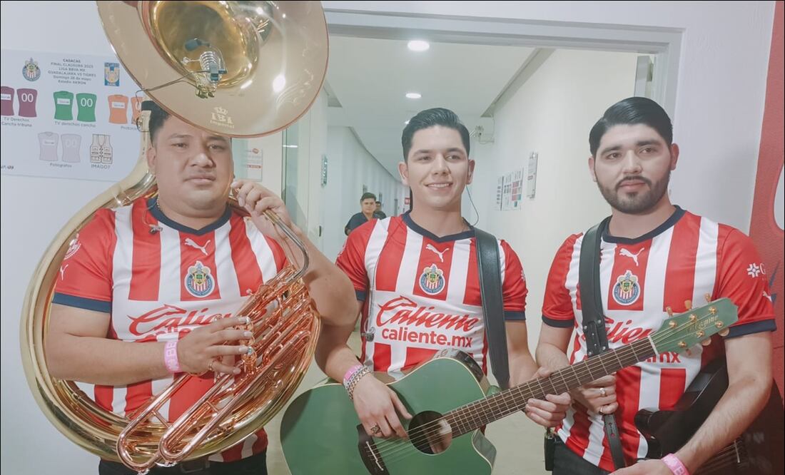 El grupo Alta Consigna se presentó en el Estadio Akron durante la final entre Chivas y Tigres / FOTO: Arturo Sanguino