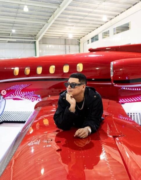 Eduin Caz, de Grupo Firme, presume que ya tiene su propio avión privado