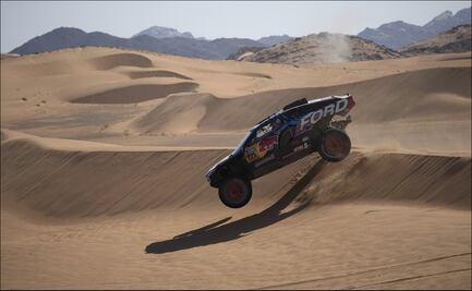 Carlos Sainz se volteó en el Rally Dakar; pudo seguir pese a los daños en el auto