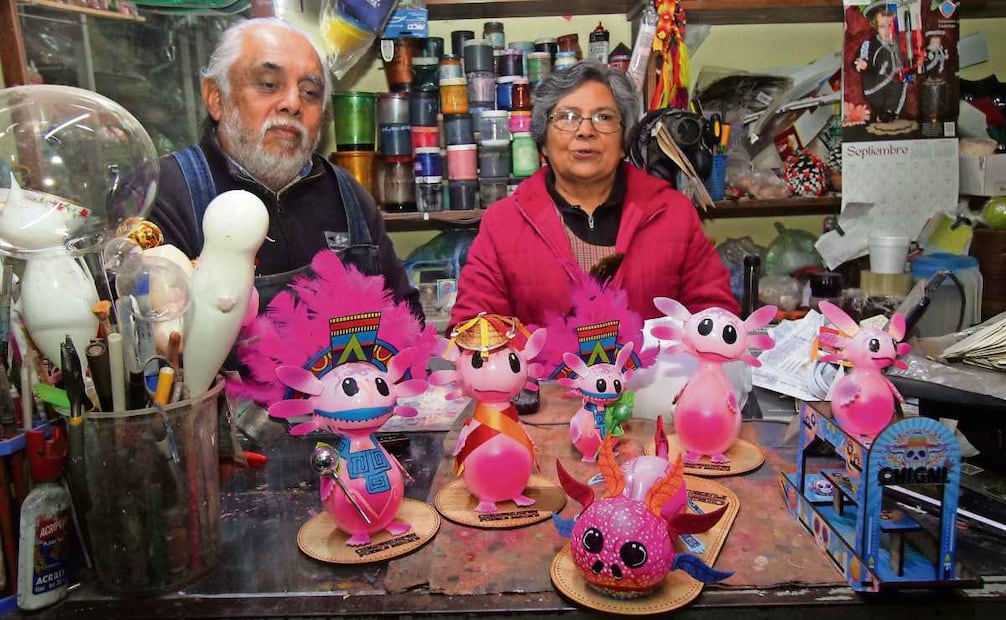 Chigni, la esfera en forma de ajolote que nació en el taller familiar de los Gasca Arroyo, donde las ideas toman forma entre destellos, calor y creatividad. Foto: Omar Contreras / EL UNIVERSAL