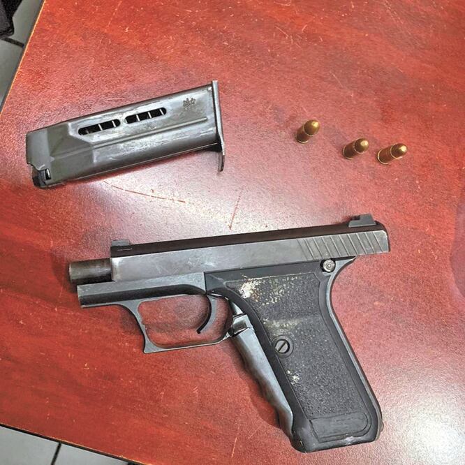 A los detenidos —entre ellos una adolescente de 16 años— se les aseguró un arma de fuego tipo escuadra, con un cargador y tres cartuchos útiles. FOTOS: ESPECIAL