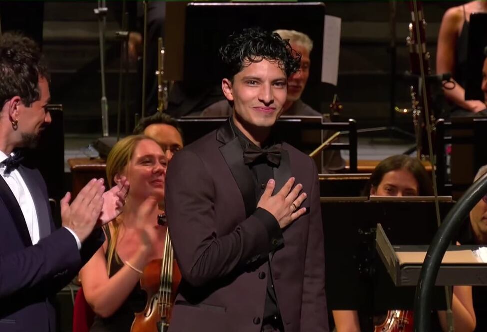 El barítono mexicano Carlos Fernando Reynoso celebra su triunfo en el certamen internacional Voci in Barcaccia. Largo ai Giovani!, celebrado en el Teatro de la Ópera de Roma. Crédito: Cortesía de Lázaro Azar.