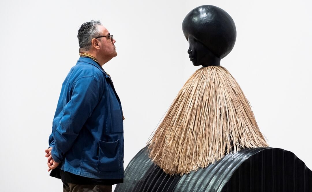 Un visitante observa una escultura de la artista Simone Leigh. Foto: EFE/ Justin Lane
