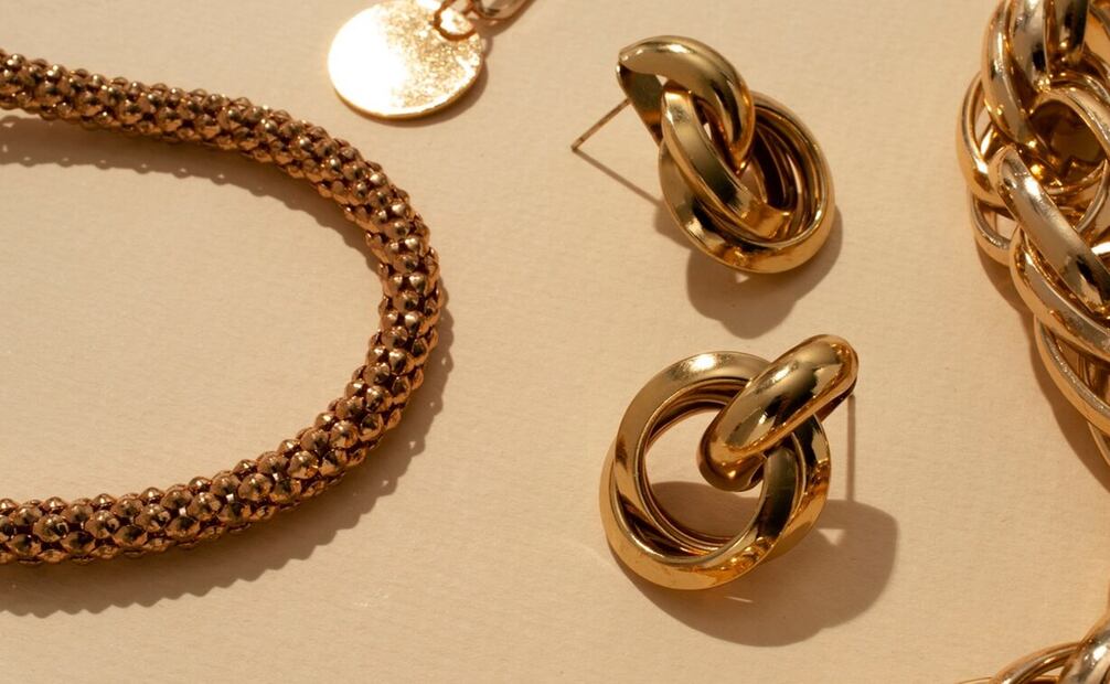 Descubre cómo pulir tu joyería de oro. Foto: Unsplash