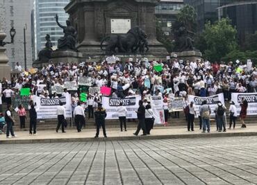 Trabajadores de confianza del ISSSTE se manifiestan contra despidos injustificados