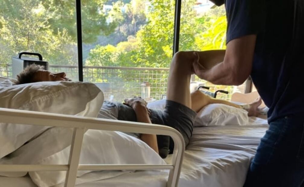 Jeremy Renner se rompe más de 30 huesos en accidente y muestra su recuperación 