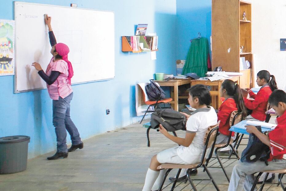 Maestros acusan que Gobierno de Oaxaca solo entregará 2.5% de uniformes escolares a los estudiantes de la entidad. Foto: Archivo / EL UNIVERSAL