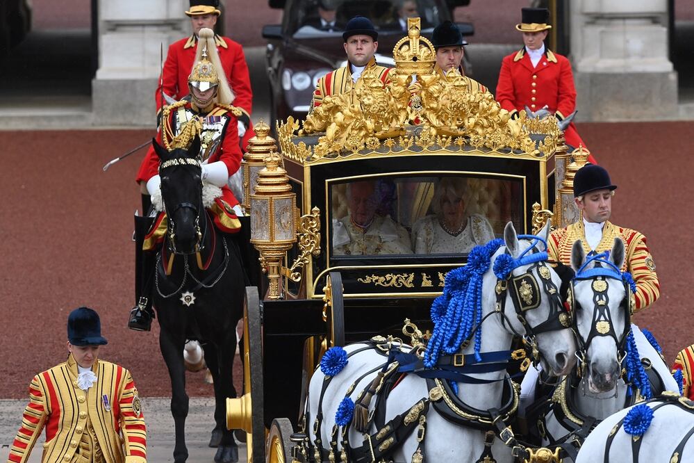 El rey Carlos III y la reina Camila parten del Palacio de Buckingham a la Abadía de Westminster para su ceremonia de Coronación en Londres. Foto: EFE