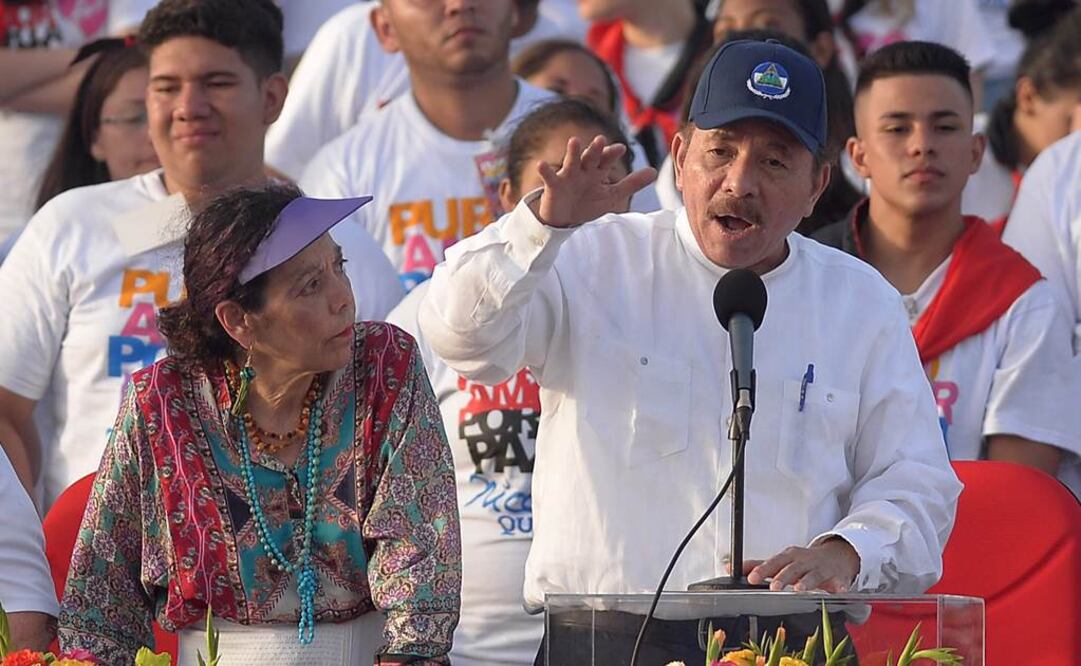 Daniel Ortega en un mitin; a la izquierda su esposa, la vicepresidenta de Nicaragua, Rosario Murillo. Foto: AFP 