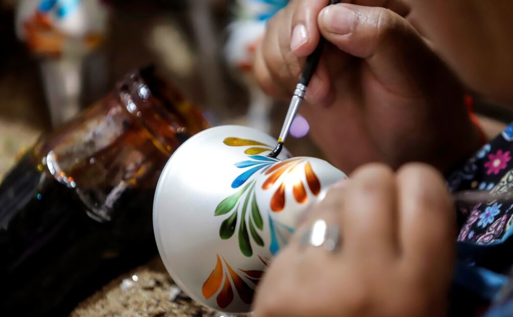 Artesanos mexicanos elaboran esferas de vidrio soplado en el municipio de Chignahupan, en el estado de Puebla. Foto: EFE