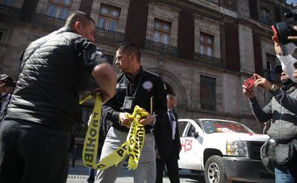 FGR acude a Palacio Nacional tras derribo de puerta e ingreso de normalistas de Ayotzinapa