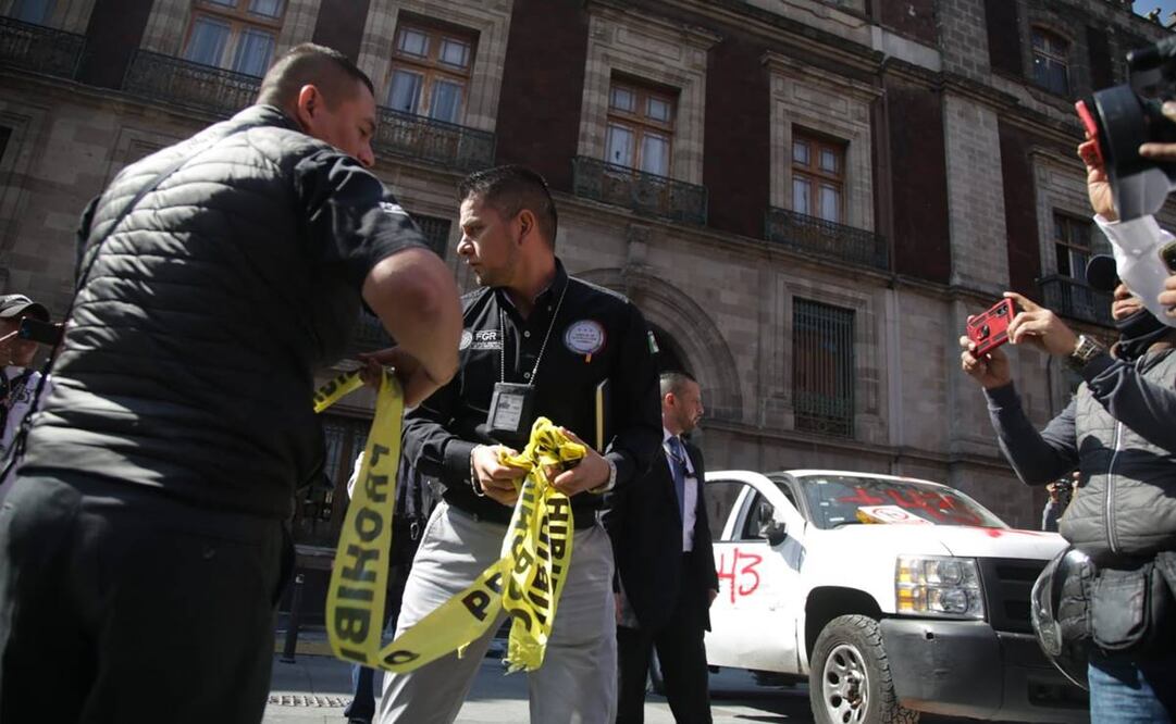 Agentes de la Fiscalía General de la República llegan a Palacio Nacional para acordonar la zona. Foto: Carlos Mejía / EL UNIVERSAL
