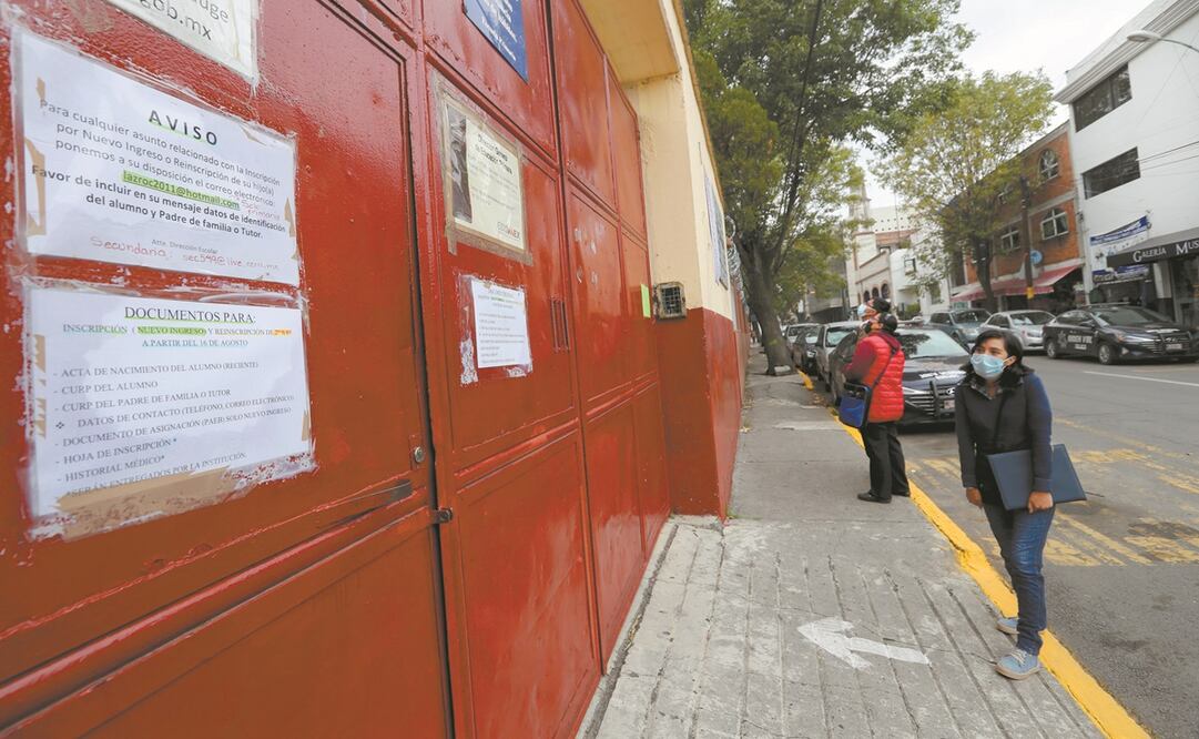 Padres de familia acudieron a los planteles para conocer los documentos necesarios para las inscripciones para el ciclo 2021-2022. Foto: Jorge Alvarado. EL UNIVERSAL