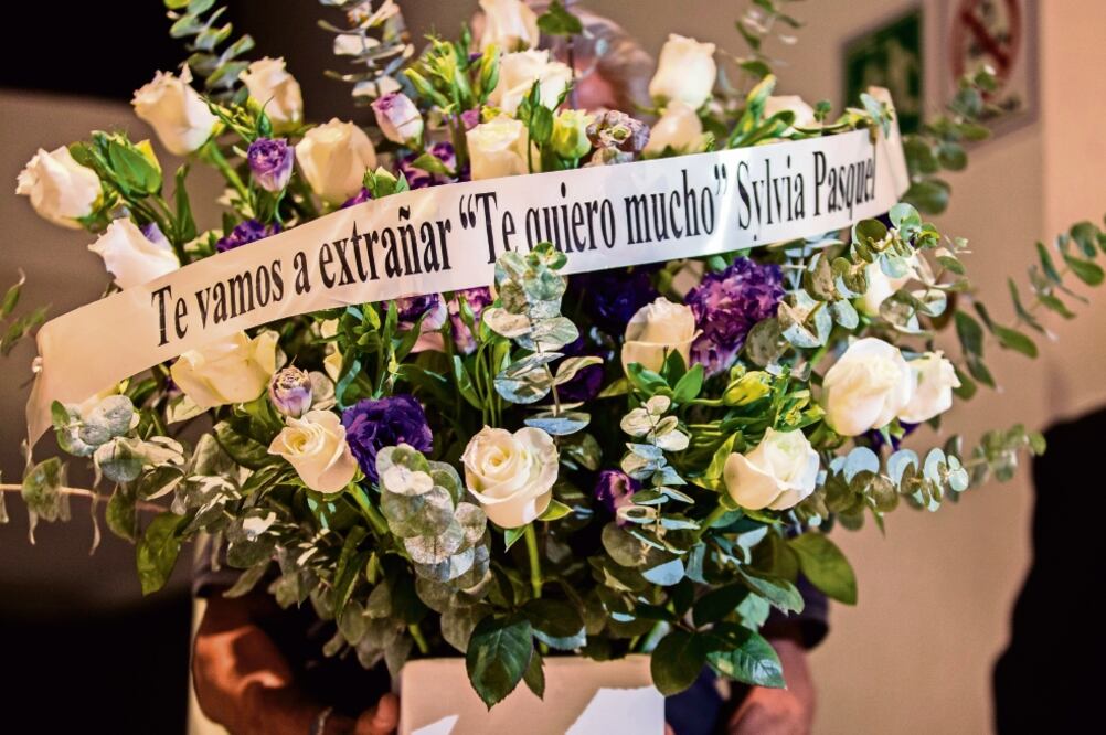 El cuerpo de la actriz estuvo rodeado de arreglos florales enviados por amigo s. (CAMILA MATA. EL UNIVERSAL)