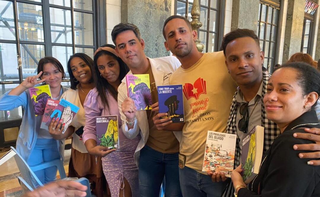 Entrega de libros del programa "25 para el 25" a jóvenes cubanos. Foto: Especial