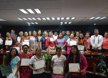 Reconocen la trayectoria de veinte mujeres indígenas